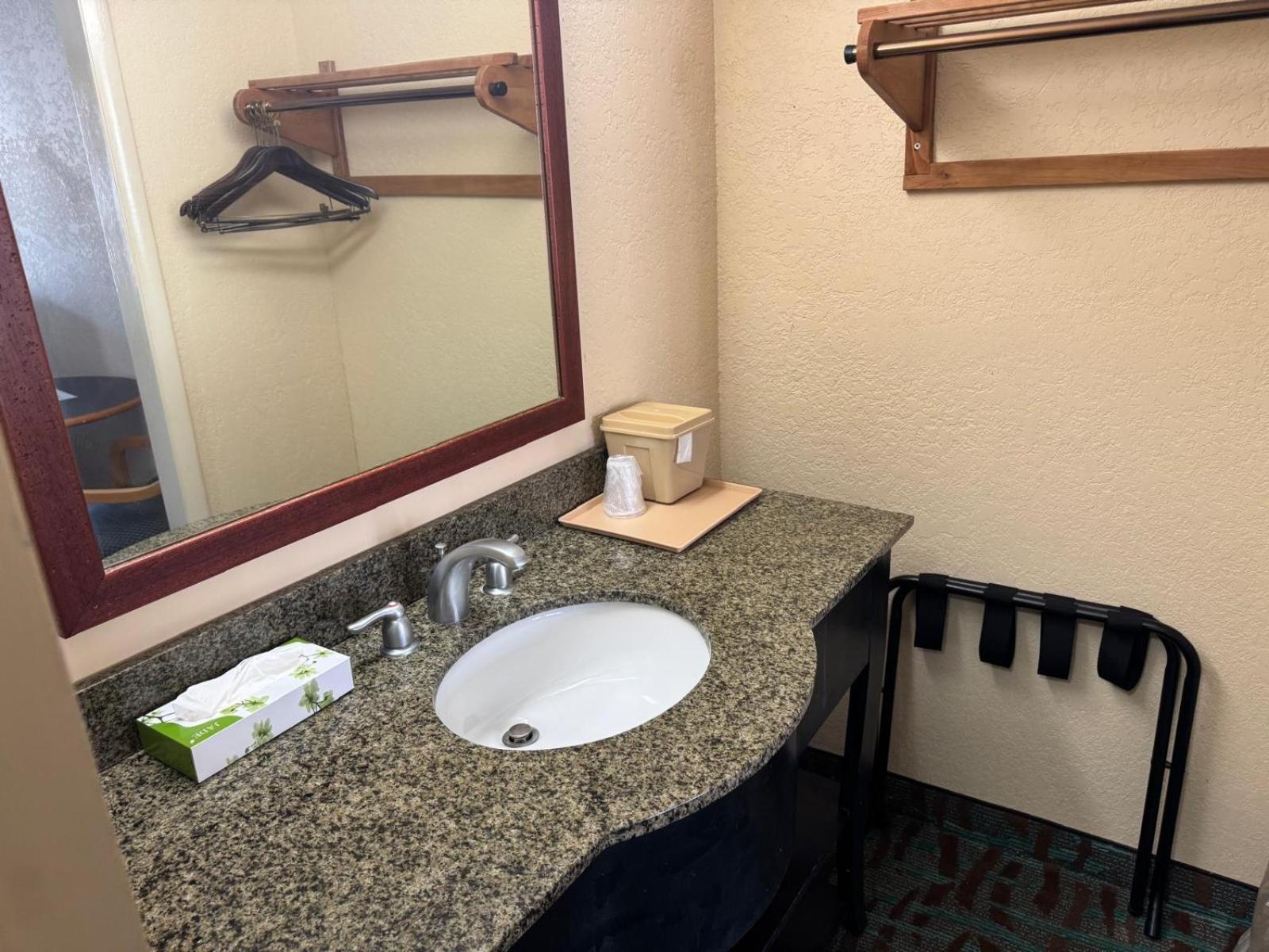 Oyo Hotel Harriman Near I-40 ภายนอก รูปภาพ