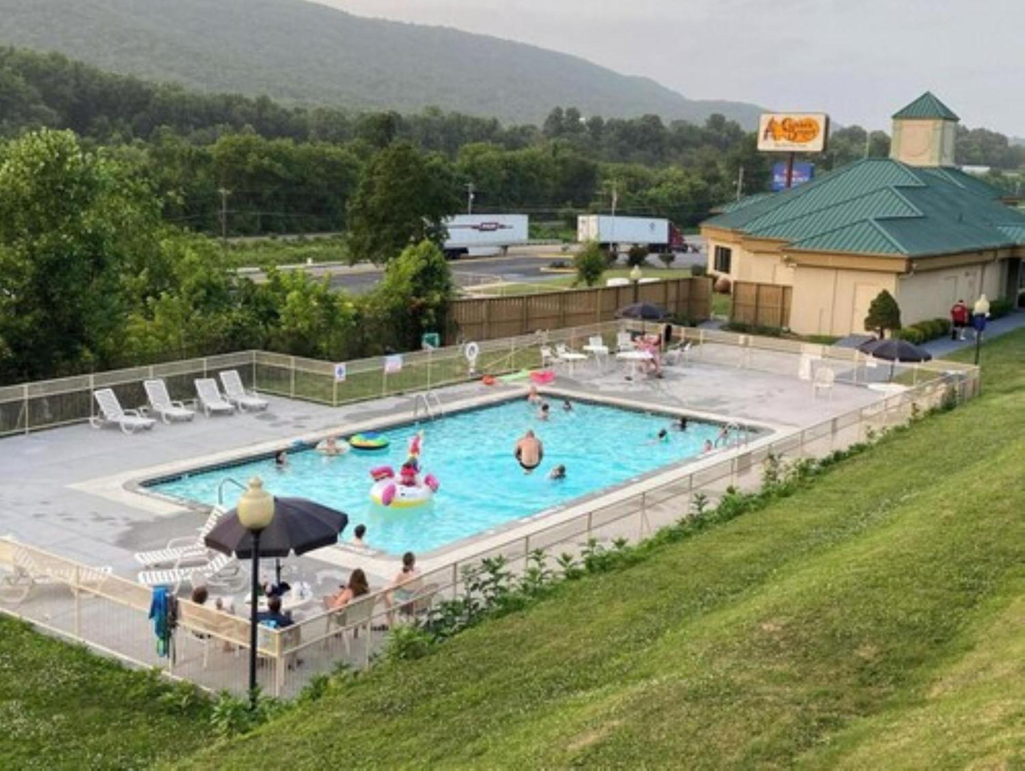 Oyo Hotel Harriman Near I-40 ภายนอก รูปภาพ
